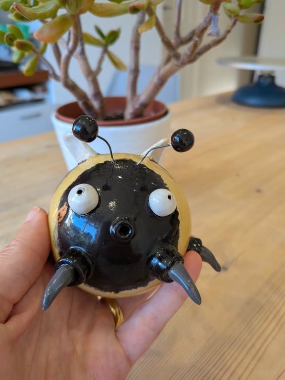 Ceramic bee - Rochelle 