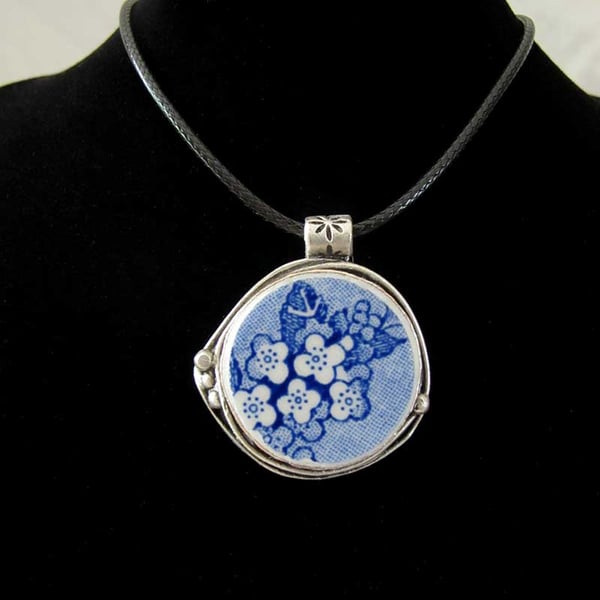 CERAMIC BROKEN CUT CHINA PENDANT NECKLACE