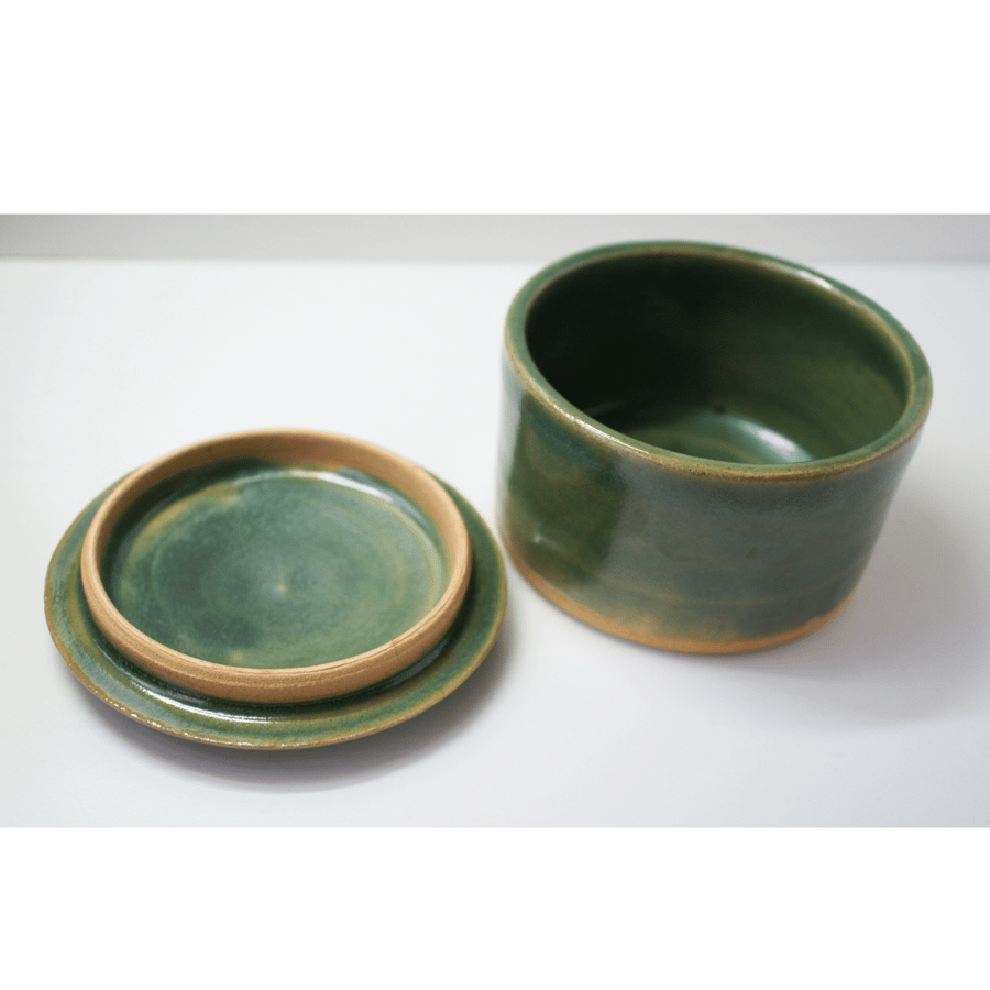 Green glazed trinket pot with lid 10.5 x 7.5 cm approx