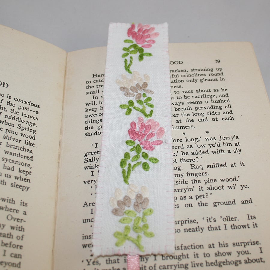 Embroidered Bookmark Clover - embroidered vintage linen by Lynwoodcrafts