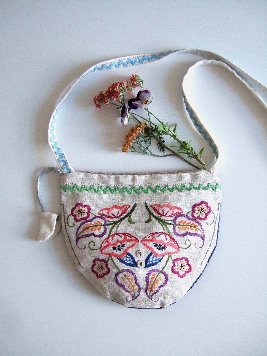 Vintage floral embroidery across your body zip up bag