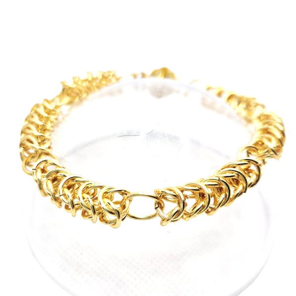 Gold plated chainmaille bracelet with fancy gold coloured magnetic clasp