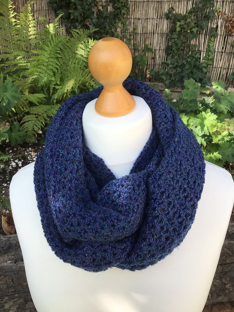 Infinity scarf in acrylic, colour Loch