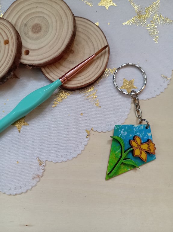 Wooden kite shaped spring daffodil keyring 