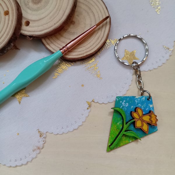 Wooden kite shaped spring daffodil keyring 