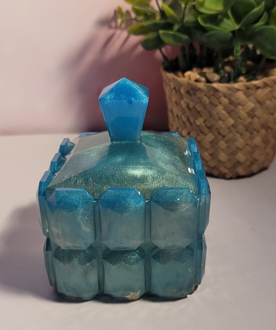 resin cube vase with lid
