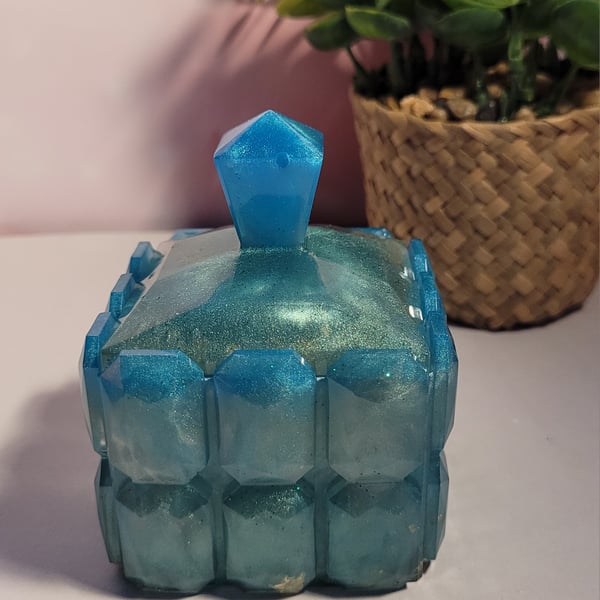 resin cube vase with lid