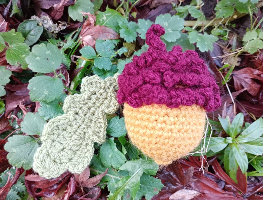 Acorn keyring crochet