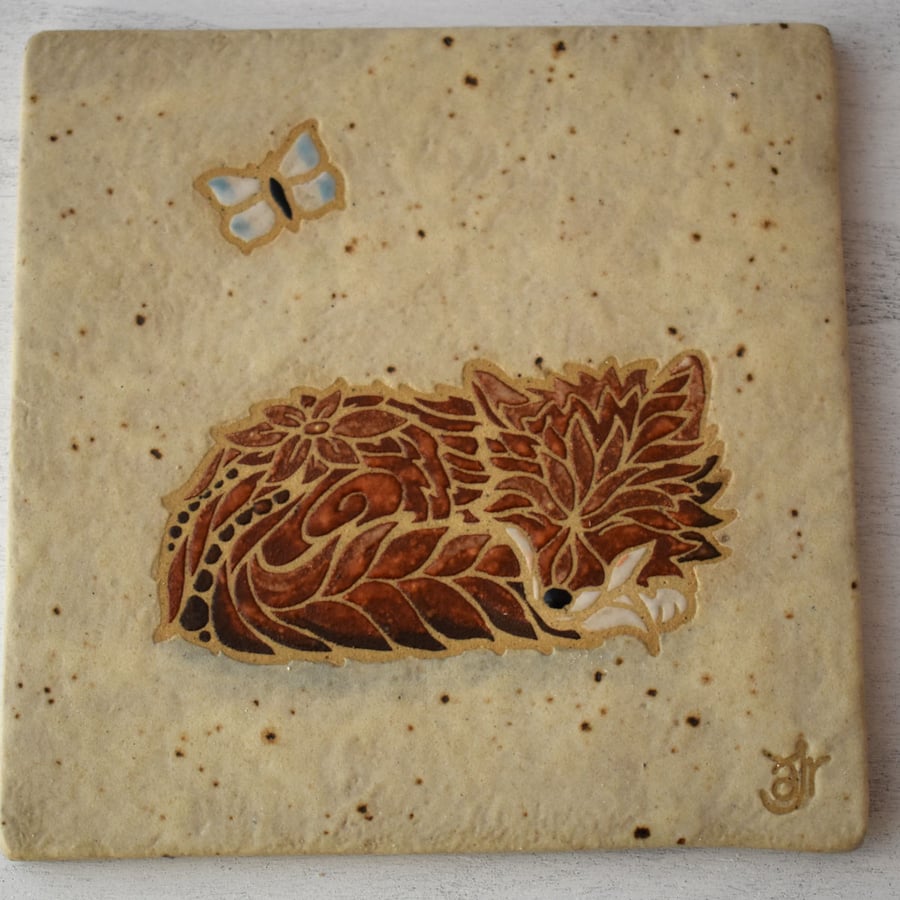 WP46R Wall plaque tile with sleeping fox picture (Free UK postage)