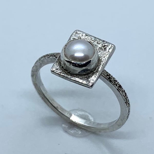 ‘Framed’ Freshwater Pearl on Textured Sterling Silver Ring (O-P) 100% Handmade 