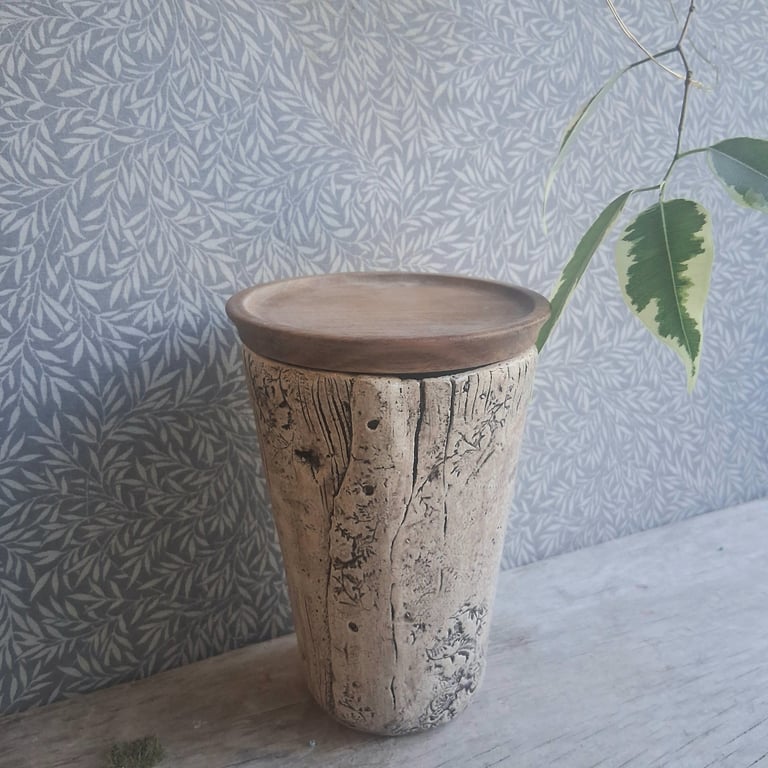Wood effect coffee travel mug-to go cup-takeaway light brown