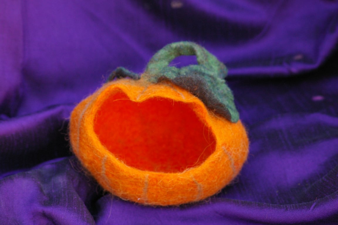 Handmade Felted Wool Pumpkin Bowl – Decorative Treat & Storage Basket
