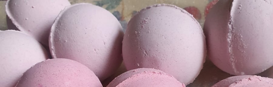 Lilac Handmade Bath Bombs with natural ingrdients