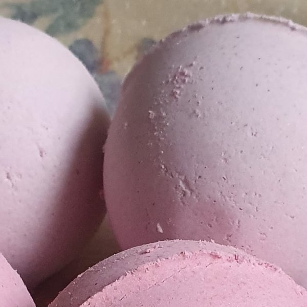 Lilac Handmade Bath Bombs with natural ingrdients