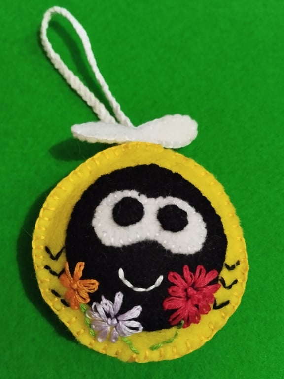 Bumble bee wool felt room decoration 