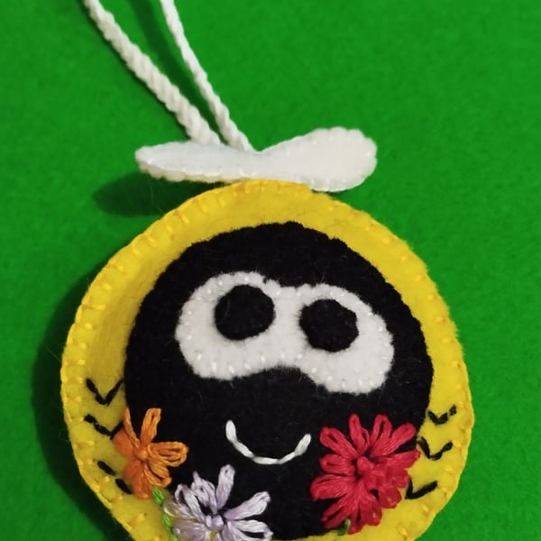 Bumble bee wool felt room decoration 