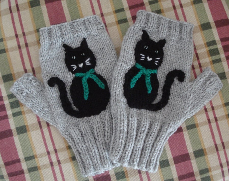 Cats With Shiny Eyes And Green Collars On Grey Aran Fingerless Gloves (J196)