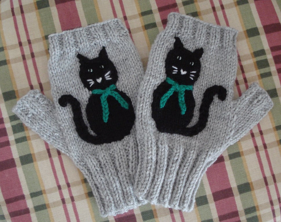 Cats With Shiny Eyes And Green Collars On Grey Aran Fingerless Gloves (J196)