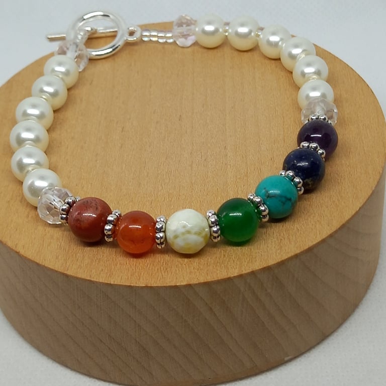 Chakra bracelet with white pearls