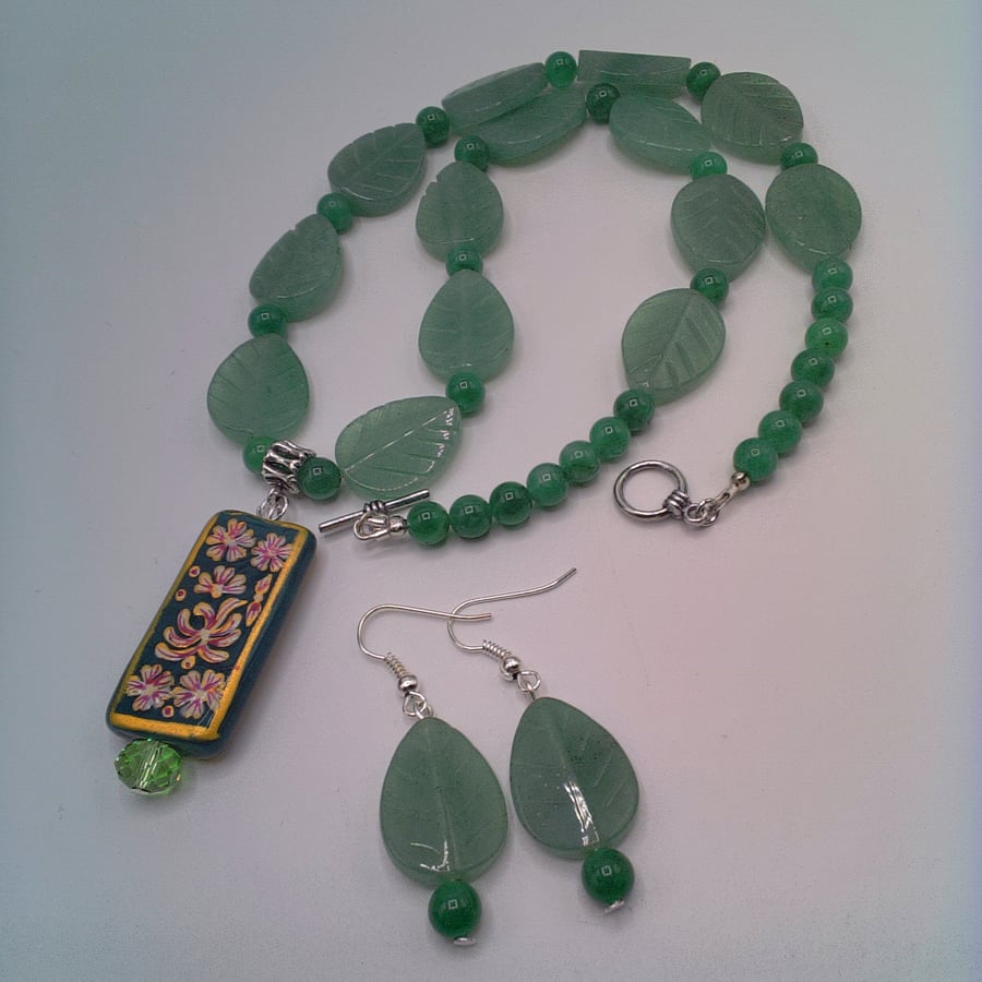 Green Flower Pattern Glass Rectangle on a Leaf & Round Bead Necklace & Earrings 