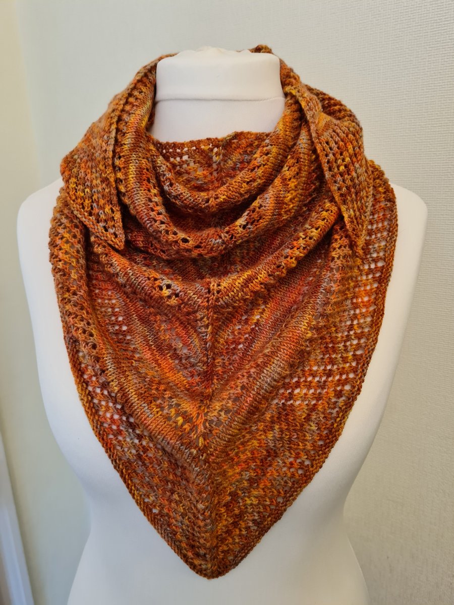 Handknitted lace shawl in hypoallergenic Extra Fine Merino yarn