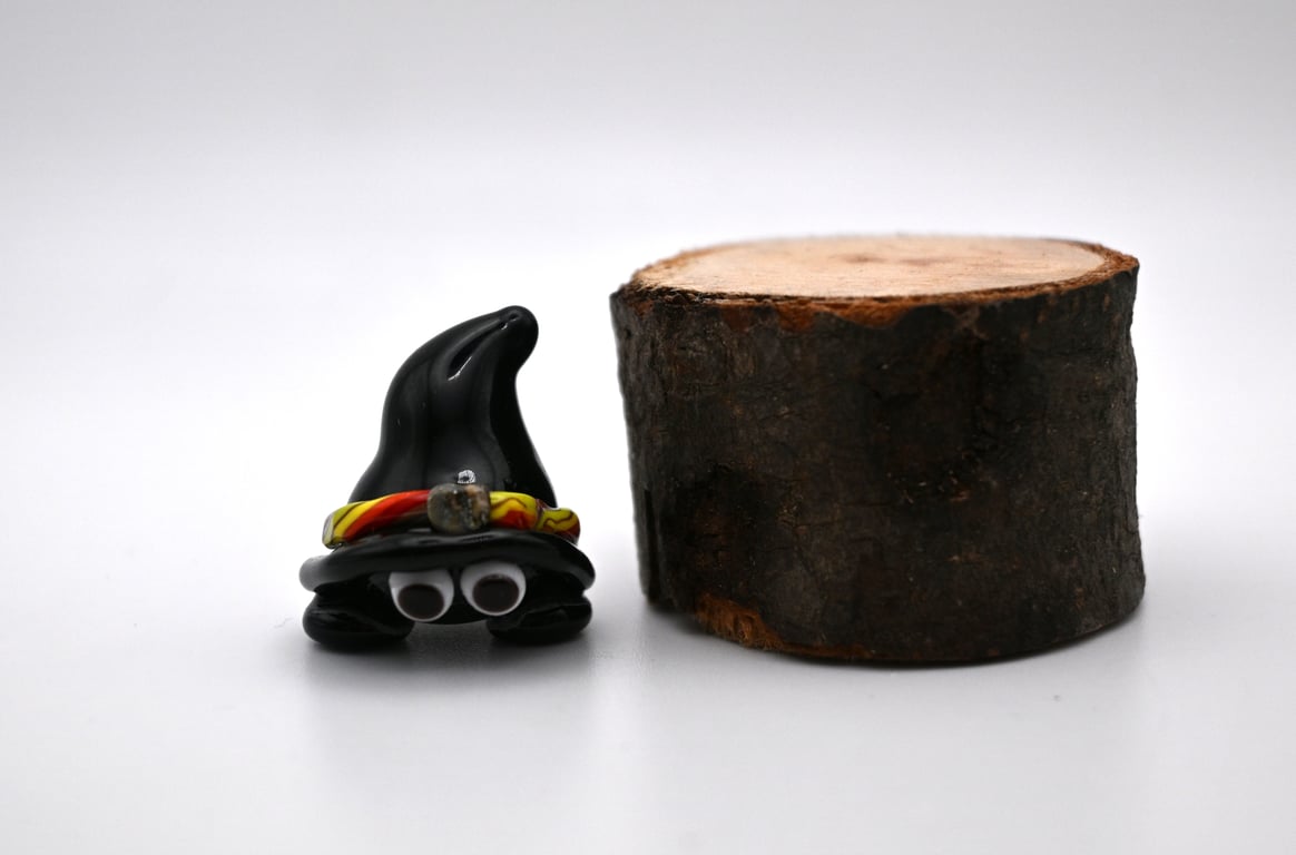 small glass halloween hat figure