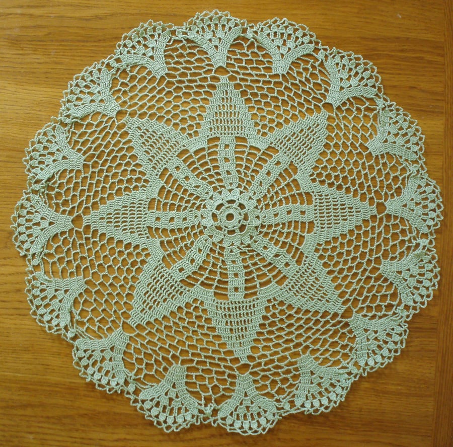 LARGE - 49cm -  MINT GREEN TABLE CENTREPIECE, MAT or DOILY - BEAUTIFUL STAR 