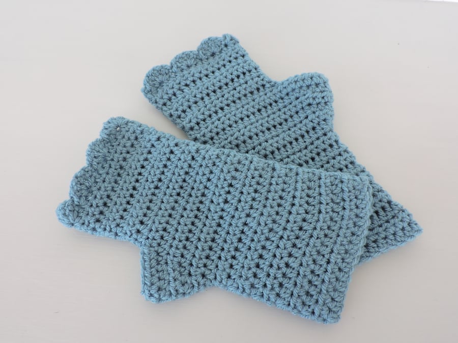 Crochet Fingerless Mitts Teal with Wavy Edge Top 