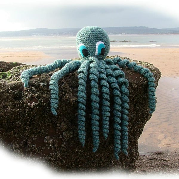 OCTOPUS toy crochet pattern by Georgina Manvell