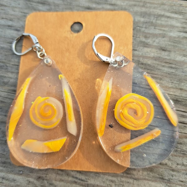 2 Designs Lemon and cream resin earrings