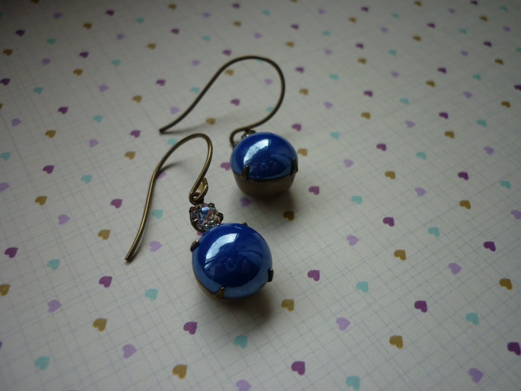 BLUE, CRYSTAL AND VINTAJ BRASS EARRINGS.  1025