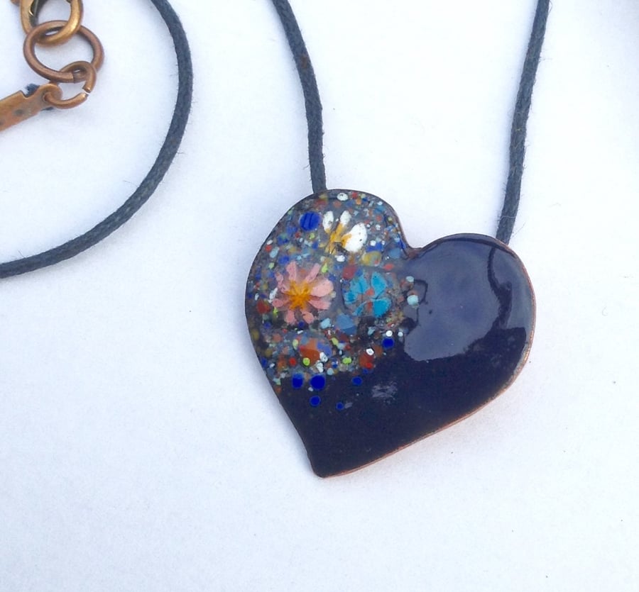 DAINTY ENAMELLED COPPER HEART NECKLACE WITH FLORAL DESIGN