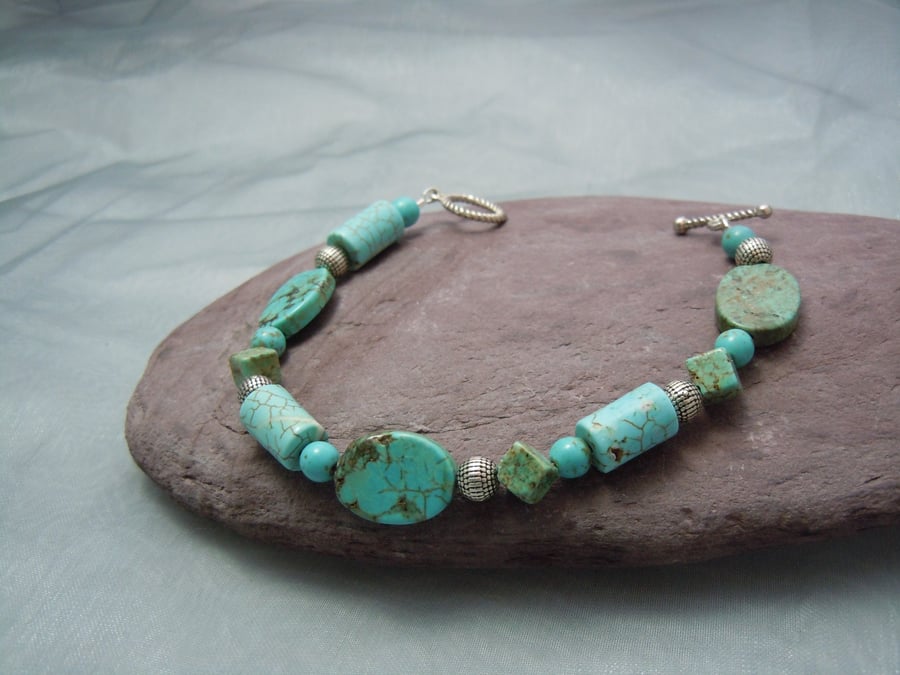  Semi-precious turquoise Magnesite bead bracelet