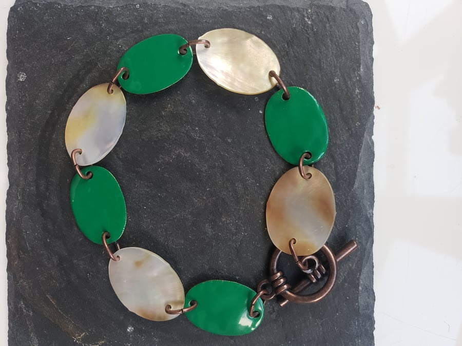 Shell and green enamelled bracelet