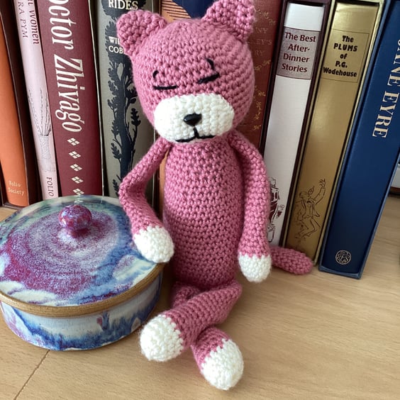 BEAUTIFUL CROCHET CAT IN SOFT PINK & CREAM YARN