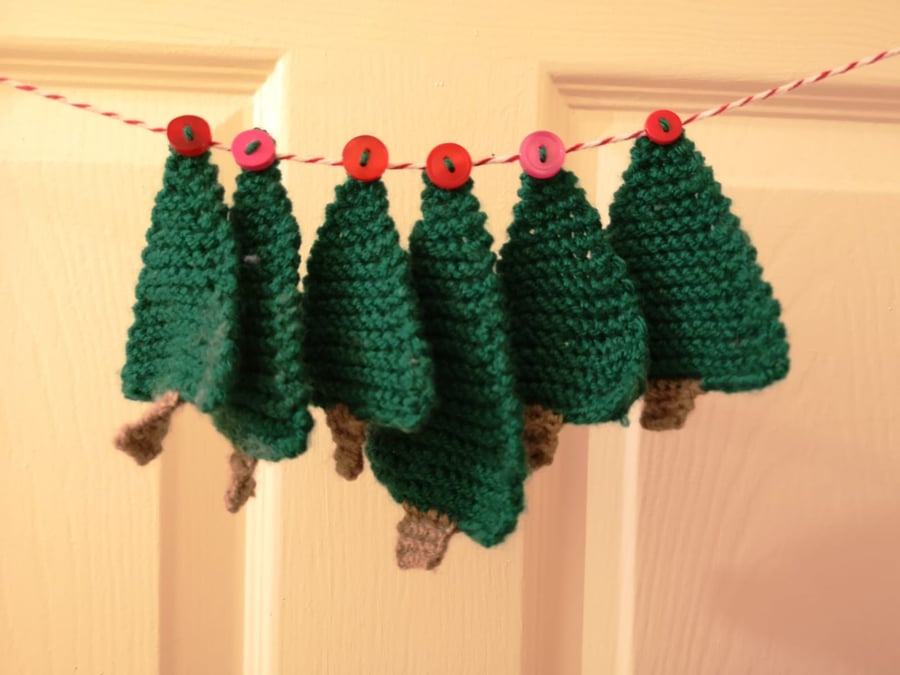 Knitted Christmas tree bunting red buttons