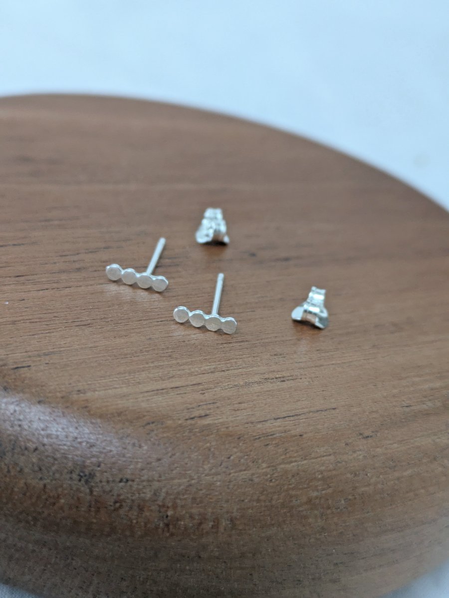 Dotted bar studs