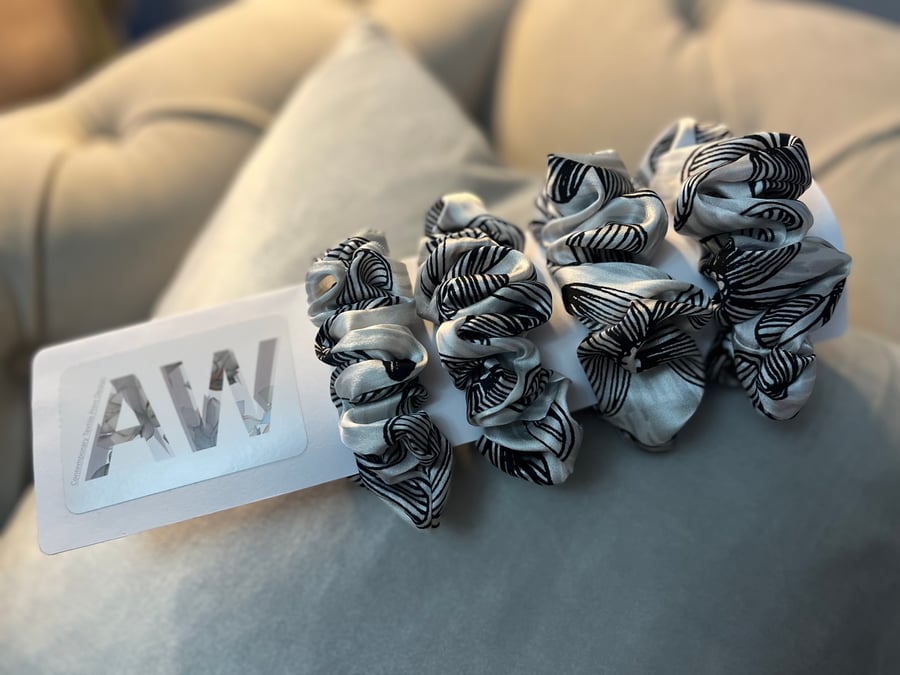Set of 4 pure silk ‘doodle flower’ print scrunchies