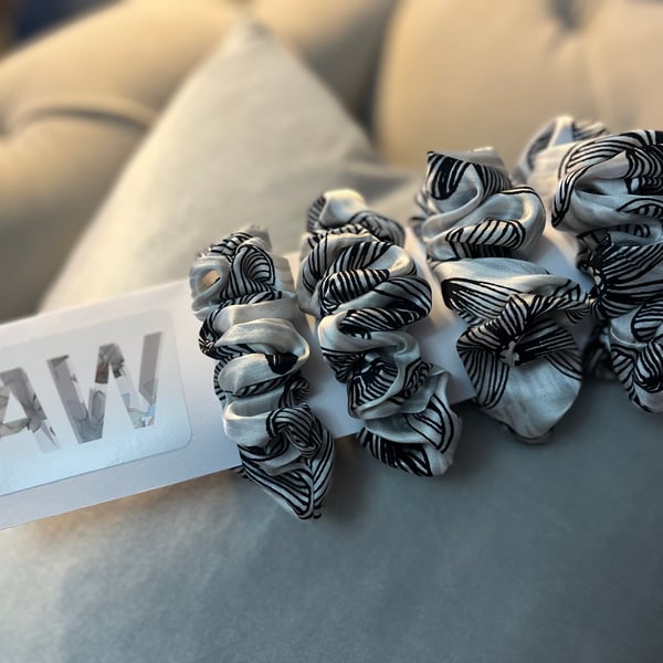 Set of 4 pure silk ‘doodle flower’ print scrunchies