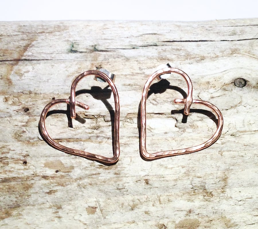 Hammered Copper Heart Stud Earrings (ERCUSTHT4) - UK Free Post
