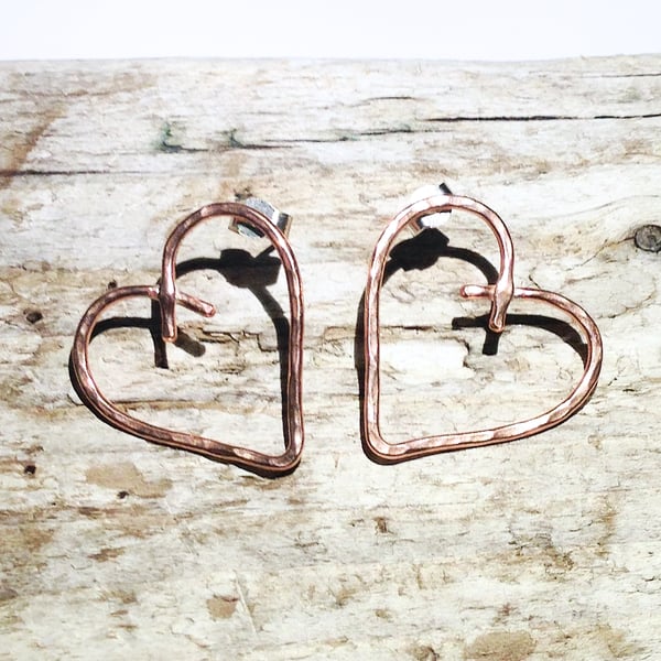 Hammered Copper Heart Stud Earrings (ERCUSTHT4) - UK Free Post