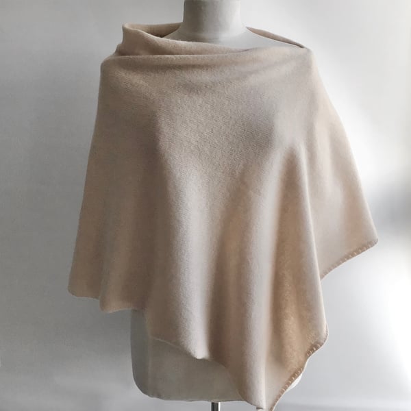 Poncho knitted in Merino Lambswool Colour Palest Caramel