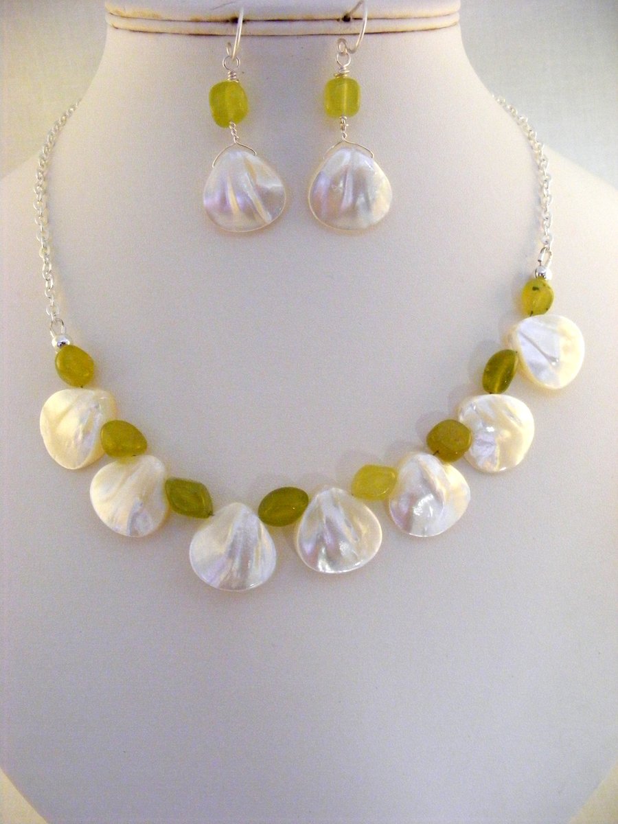 Mother of Pearl and Jade Jewellery Set
