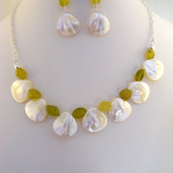 Mother of Pearl and Jade Jewellery Set