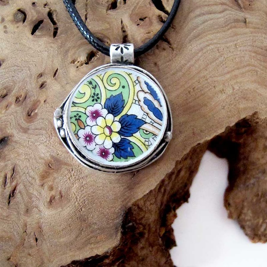 PENDANT VINTAGE CHINA CERAMIC NECKLACE