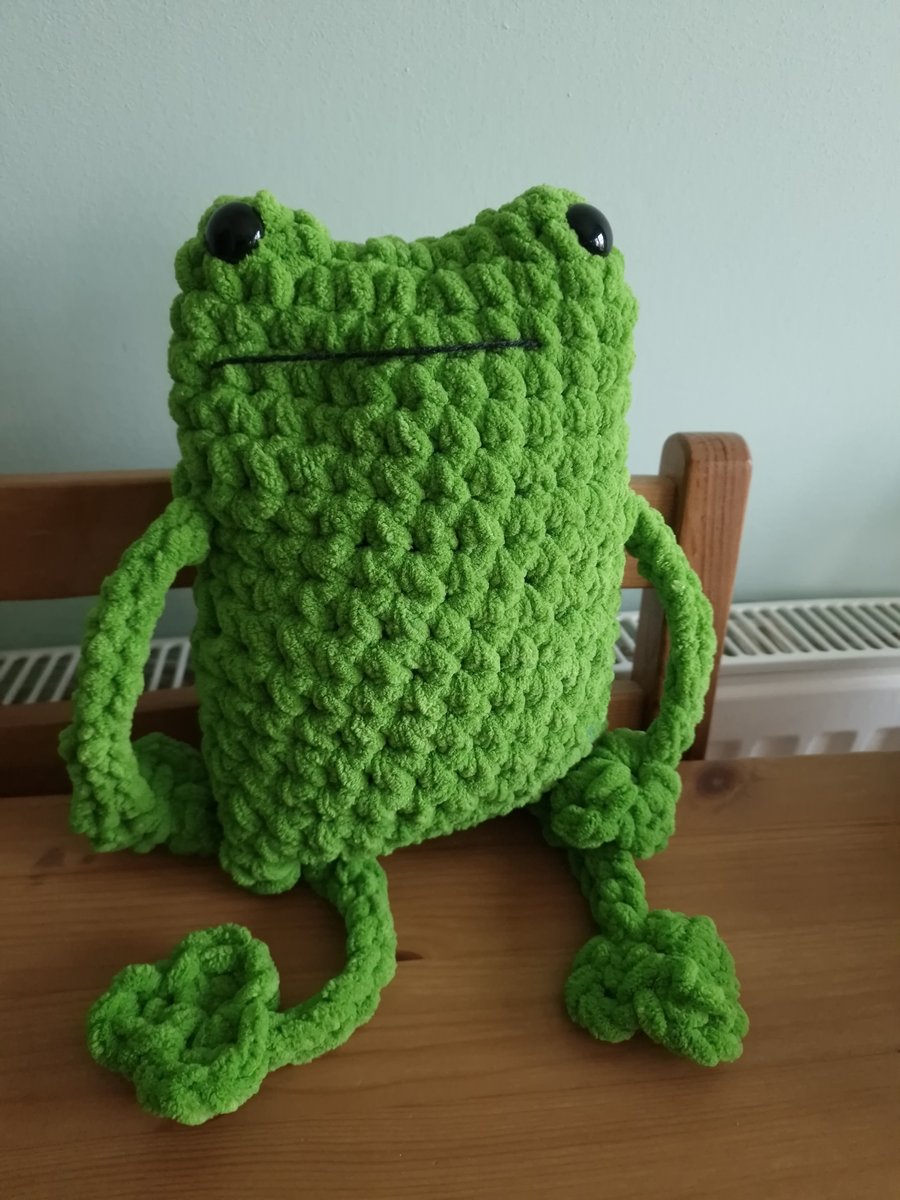 Large apple green leggy frog 