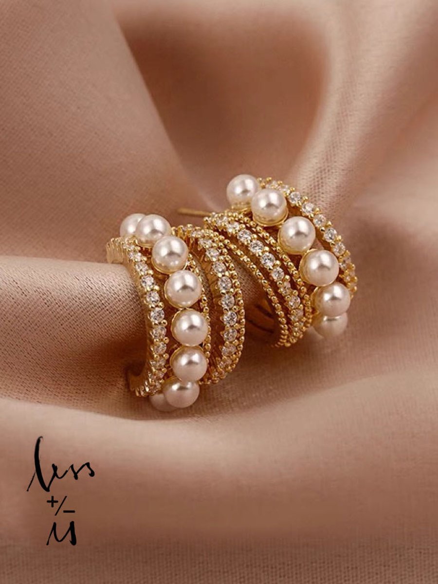 Luxurious crown shape with pearls earring