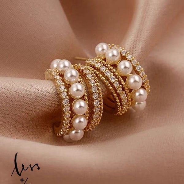 Luxurious crown shape with pearls earring