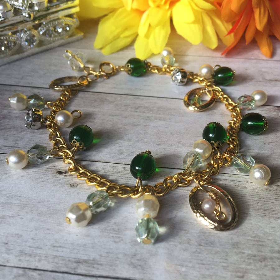 Gorgeous green glass beaded bracelet 