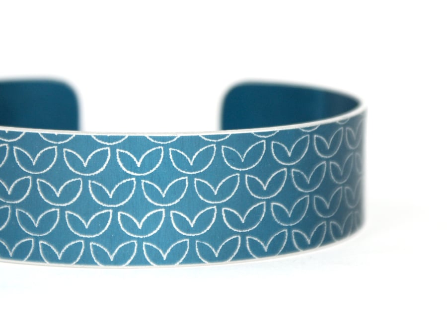 Leaf pattern aluminium cuff navy